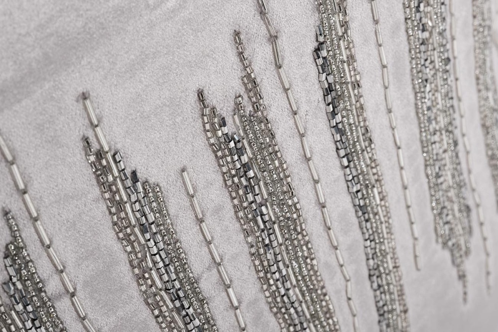 Подушка с бисером "Линии" серебро 70SW-26109